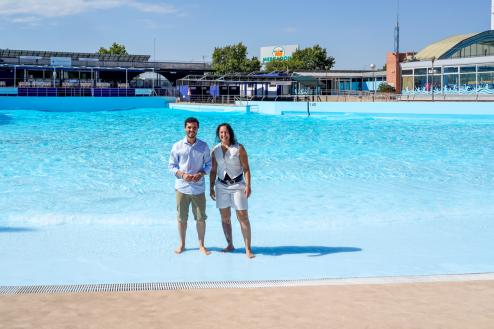 El alcalde, Alejandro Navarro Prieto, y la concejala de Deportes y Turismo, Miriam Gutiérrez, presentando el inicio de la temporada en la Piscina Municipal de Olas