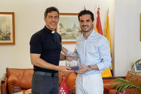 El alcalde, Alejandro Navarro Prieto, entregando a Jaime Salido, párroco en la iglesia de Santiago Apóstol de Torrejón de Ardoz, la fachada conmemorativa en la Alcaldía de Torrejón