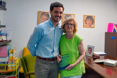 El alcalde, Alejandro Navarro Prieto, con Pilar Fernández de Apodaca en la Escuela infantil Los Delfines
