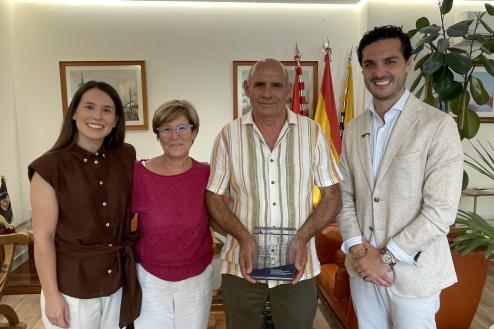 El alcalde, Alejandro Navarro Prieto, con Arturo Morales, que también estuvo acompañado por su mujer y su hija