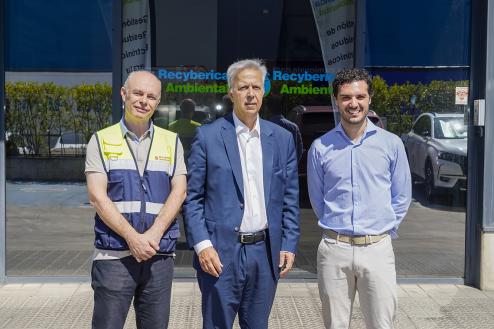 El alcalde de torrejón de Ardoz, Alejandro Navarro, junto a Fermín Rodriguez (director general) y Arturo Couto (jefe de planta)
