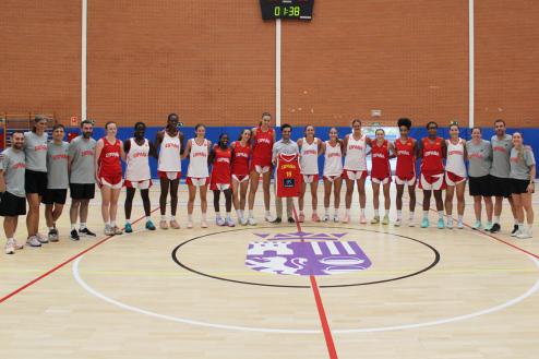 Jugadoras y cuerpo técnico de la selección española de baloncesto sub-16 junto al alcalde, Alejandro Navarro