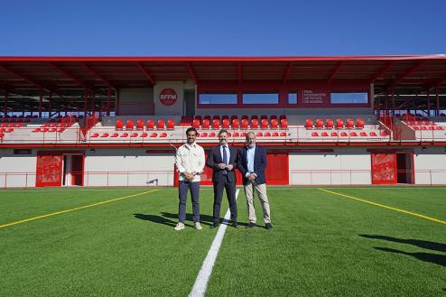 El alcalde, Alejandro Navarro Prieto, el consejero de Cultura, Turismo y Deporte, Mariano de Paco, y el presidente de la RFFM, Paco Díez, esta mañana en la nueva Ciudad Deportiva de la Real Federación de Fútbol de Madrid
