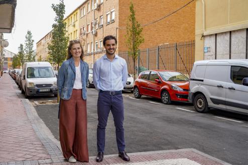 El alcalde, Alejandro Navarro Prieto, y la responsable del Plan Cuidemos Torrejón, funcionaria de carrera del Ayuntamiento de Torrejón de Ardoz e ingeniera de caminos, canales y puertos, Mercedes Tomé, en el Barrio San José