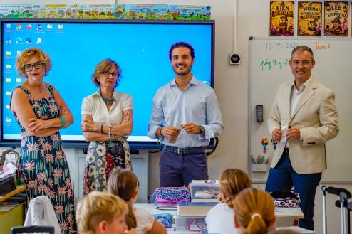 El alcalde, Alejandro Navarro Prieto, y el concejal de concejal de Bienestar, Educación e Inmigración, Rubén Martínez, visitando el Colegio público Ramón Carande, en el inicio del curso junto a la directora de este centro educativo, Ana Belén de Santos 