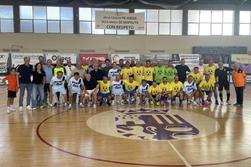 Los jugadores de ambos equipos posando antes del comienzo del partido