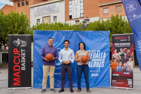 De izquierda a derecha: Óscar Berrendo, director general de MadCup, Alejandro Navarro, alcalde de Torrejón de Ardoz, y Miriam Gutiérrez, concejala de Deportes y Turismo