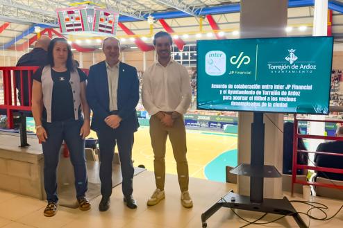 De izquierda a derecha: Miriam Gutiérrez, concejala de Deportes y Turismo, José Carlos Delgado, director general de Inter JP Financial, y Alejandro Navarro, alcalde de Torrejón de Ardoz