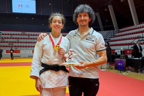 Alba Juan junto a Emilio Juan, presidente del Club Sakura de judo de Torrejón de Ardoz