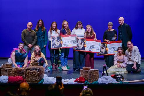 La concejala de Igualdad y Festejos, María Eugenia Gil, el responsable del Teatro, Valeriano Díaz, y director gerente de la Asociación de Directores de Escena de España (ADE) Carlos Rodríguez Alonso, con las ganadoras
