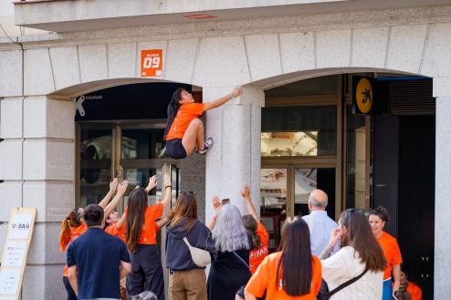 Una de las participantes escalando en los soportales de la Plaza Mayor