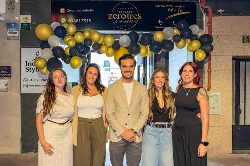 El alcalde, Alejandro Navarro Prieto, visitando Zerotres Estética, junto a sus gerentes, Anabel, Sara y Eldeva y otra de sus trabajadoras 