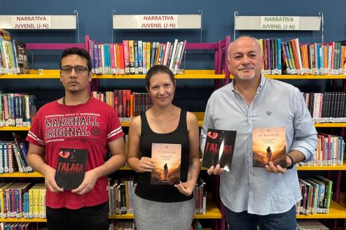 El concejal de Cultura, José Antonio Moreno, con J. M. Velásquez, autor de “Palaga” y Sonia Cuerva, que presentó “El renacer”