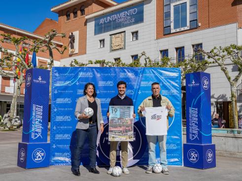 El alcalde de Torrejón de Ardoz, Alejandro Navarro, junto a la concejala de Deportes y Turismo, Miriam Gutiérrez, y Luis Chiquita, organizador del torneo “3x3 Golea”