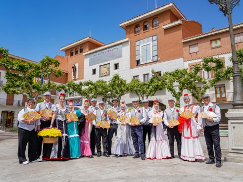 El alcalde, Alejandro Navarro Prieto, la concejala de Mayores y Voluntariado, Ana Verónica González, y componentes de la Junta Directiva de Mayores de Torrejón, presentando la amplia programación de la Semana de los Mayores y vestidos de chulapos