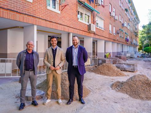 El alcalde, Alejandro Navarro Prieto, el concejal de Urbanismo, Vivienda y Juventud, Víctor Miranda y el concejal de Obras, Limpieza Urbana, Administración y Contratación, Valeriano Díaz, supervisando el desarrollo de los trabajos 