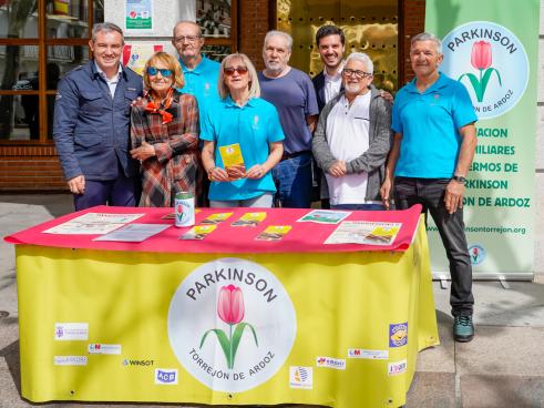 El alcalde, Alejandro Navarro Prieto, y el concejal de Bienestar, Educación e Inmigración, Rubén Martínez, acompañados por la presidenta, Susana Rodas, y otros representantes de la entidad, visitando la mesa informativa instalada en la Plaza Mayor
