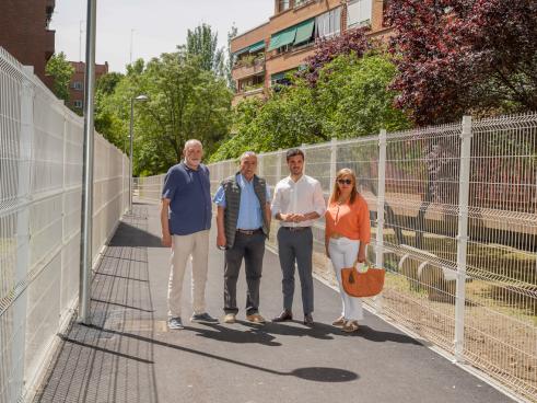 El alcalde, Alejandro Navarro Prieto, junto a vecinos de la Plataforma en Alza, recorriendo los pasos de emergencia