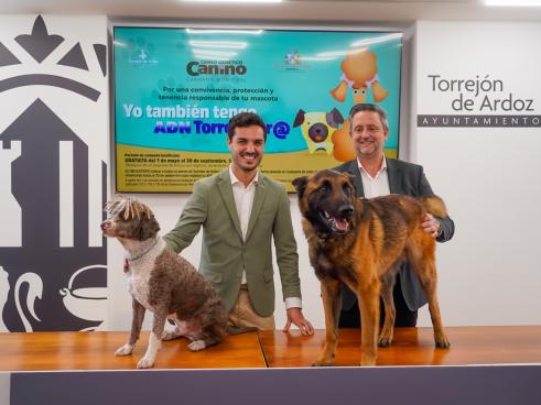 El alcalde, Alejandro Navarro Prieto, con Enrique Perigüell CEO empresa ADN CANINO y Coco y Ares, componentes de la Unidad Canina de la Policía Local, durante la presentación