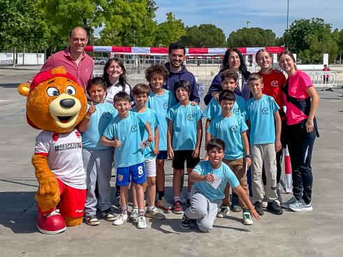 Los jugadores y entrenadoras del Club Balonmano Torrejón que participaron en el Street Handball junto al alcalde, Alejandro Navarro, la concejala de Deportes y Turismo, Miriam Gutiérrez, el presidente de la Federación Madrileña de Balonmano, José Javier Hombrados y la mascota de la federación