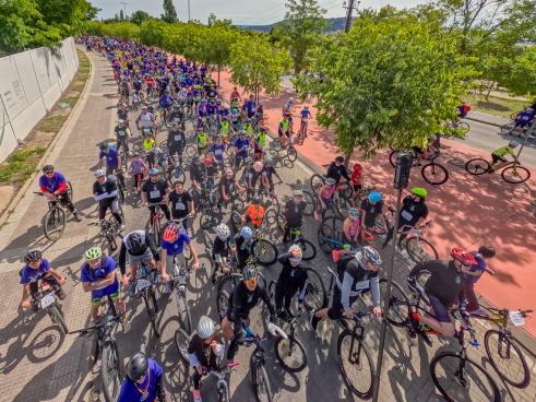 El Día de la Bici reunió a más de 2.200 participantes en una gran jornada deportiva y familiar, que llenó de color y ambiente festivo las calles de la ciudad