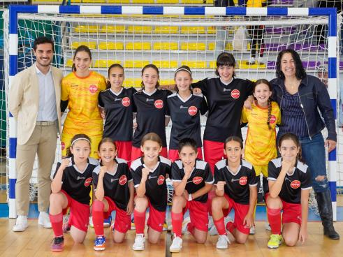 El alcalde de Torrejón de Ardoz y la concejala de Deportes y Turismo, Miriam Gutiérrez, con la Selección de Madrid sub-12 femenina