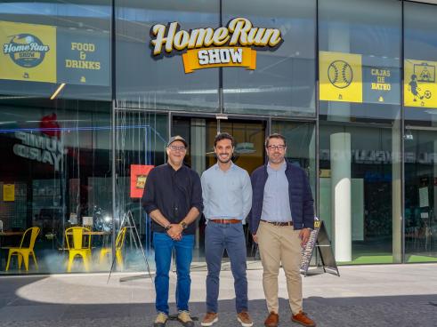 El alcalde, Alejandro Navarro Prieto, visitando Home Run Show, junto a su propietario, Rafael Bolívar, y uno de sus trabajadores