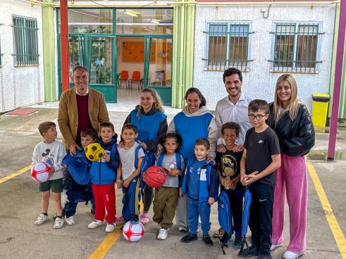El alcalde, Alejandro Navarro Prieto, y el concejal de Bienestar, Educación e Inmigración, Rubén Martínez con algunos de los participantes
