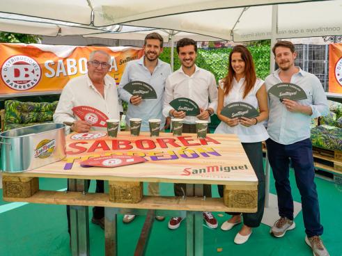 El alcalde, Alejandro Navarro Prieto, y la concejala de Igualdad y Festejos, María Eugenia Gil, con Luis Barreras, distribuidor local de San Miguel, Pablo López, jefe de ventas del Grupo Mahou- San Miguel y Eduardo Múñoz, también del Grupo Mahou- San Miguel 