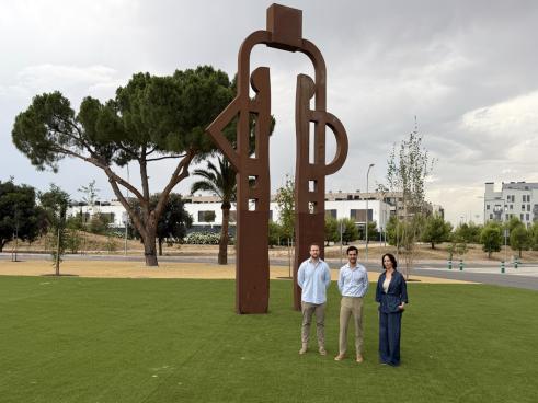 El alcalde, Alejandro Navarro Prieto, el 1er teniente de alcalde y concejal de Urbanismo, Vivienda y Juventud, Víctor Miranda, y la concejala de Medios Ambiente, Esperanza Fernández, en la rotonda más próxima al nuevo barrio de Aldovea