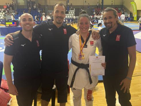 Ainhoa Pastor junto a sus entrenadores de la Federación Madrileña de Taekwondo y del Club Taeguk