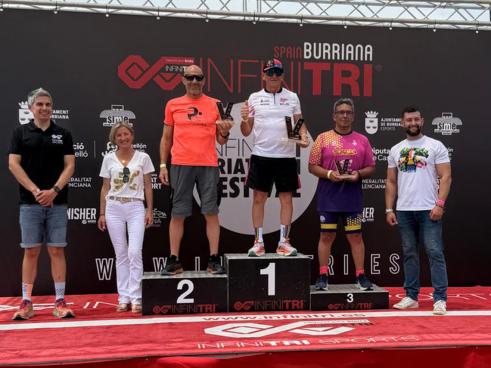 Ángel Hernández, en el tercer lugar el podio en el Infinitri Burriana Triathlon 