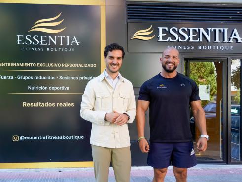 El alcalde, Alejandro Navarro Prieto, con Miguel Angel Timón Ramos, gerente de Essentia Fitness Boutique