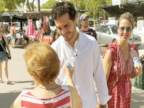 El alcalde, Alejandro Navarro Prieto, participando en la distribución de botellas de agua en el mercadillo de los miércoles