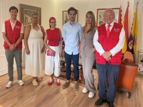 El alcalde, Alejandro Navarro Prieto, con los impulsores de la iniciativa solidaria a la que se ha unido el Ayuntamiento de Torrejón de Ardoz
