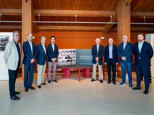 El alcalde, Alejandro Navarro, el 1er teniente de alcalde, Víctor Miranda, y el concejal de cultura, José Antonio Moreno, con los responsables de la exposición
