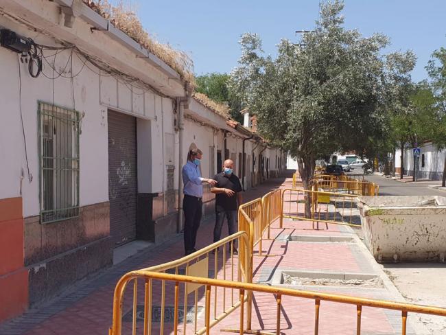 Remodelada la calle Cobre que cuenta con nuevo acerado, paso de peatones, reductores de velocidad y, el próximo otoño, con 10 nuevos árboles