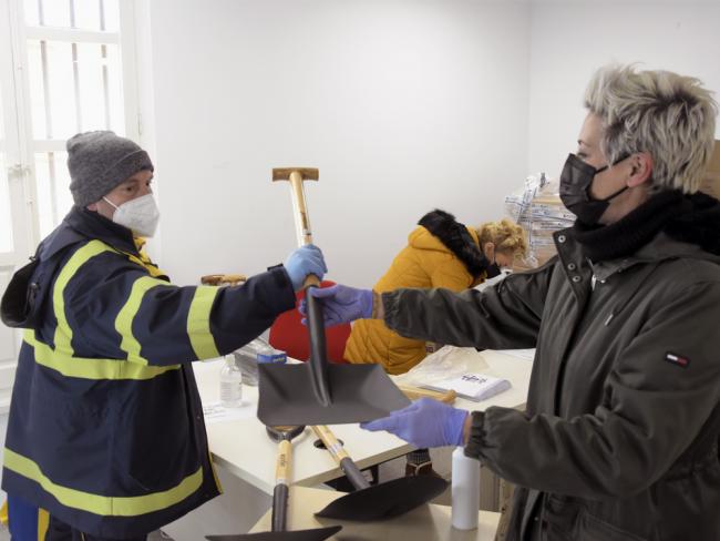 El sábado 16 y el domingo 17 de enero continúa el reparto de sal y la cesión del uso de palas
