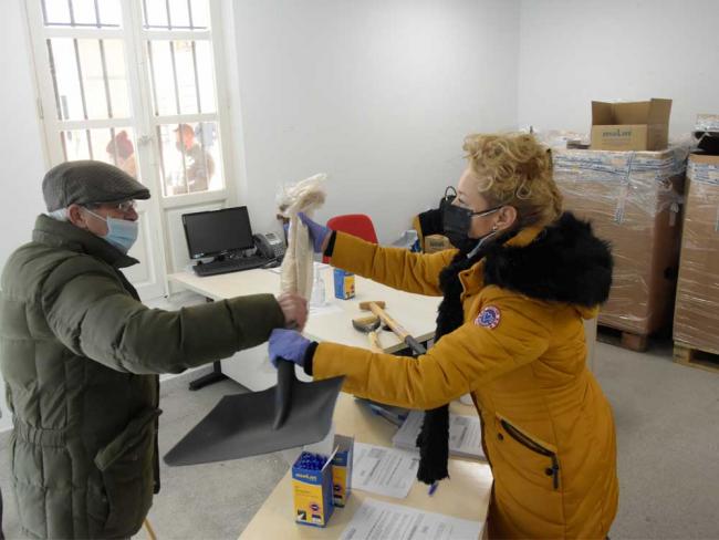 Hoy y los próximos días, continúa el reparto de sal y la cesión del uso de palas a los vecinos que lo necesiten en Depósito Municipal de vehículos, en la calle Brújula Nº 12