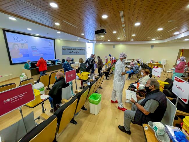 El Hospital Universitario de Torrejón empieza la vacunación masiva frente a la Covid-19 a los torrejoneros menores de 60 años