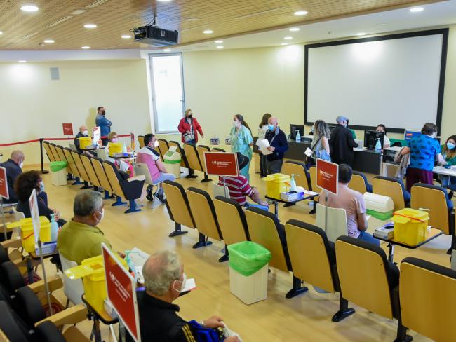 Esta semana continúa la vacunación masiva frente a la Covid-19 a los torrejoneros mayores de 50 años en el Hospital Universitario de Torrejón
