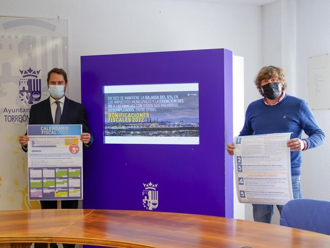 El alcalde anuncia que en 2022 los impuestos municipales continuarán con una bajada del 5% a través de su domiciliación, la exención del IBI a las familias con todos sus miembros desempleados y que los torrejoneros que lo deseen paguen éste en dos plazos