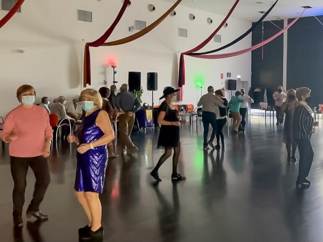 Continúan los bailes y los servicios de apoyo psicológico, fisioterapia, podología y peluquería que se ofrecen desde la Concejalía de Mayores del Ayuntamiento de Torrejón de Ardoz para su bienestar 