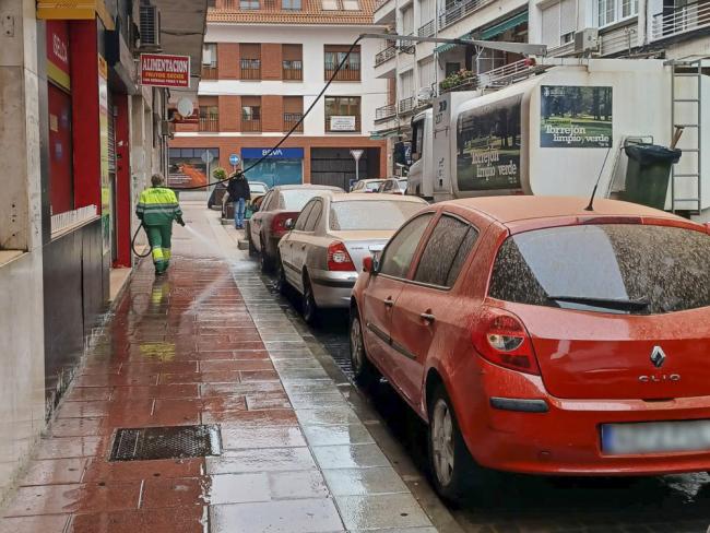 El Ayuntamiento de Torrejón de Ardoz despliega un servicio especial de limpieza para eliminar el barro y la arena que está dejando la calima en las calles 