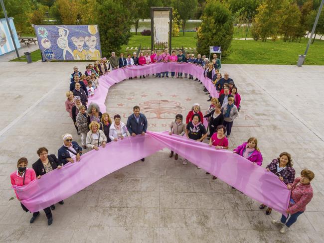 Lazo humano contra el cáncer de mama