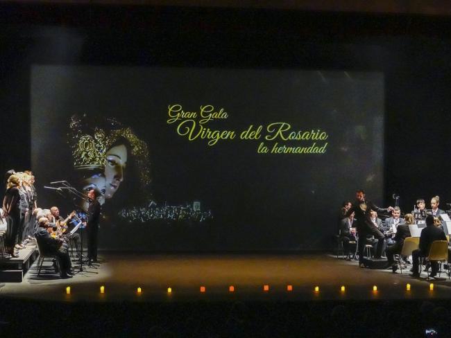 La Hermandad Nuestra Señora Virgen del Rosario Coronada de Torrejón de Ardoz celebró tres siglos de vida con una gala en la que presentó un documental que repasa su historia
