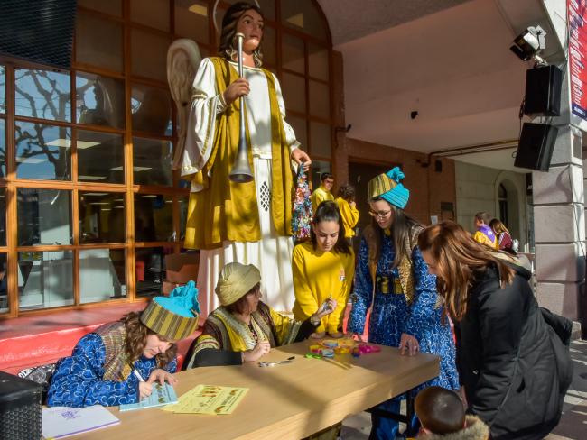 El ángel Raguel, de la Comparsa de Gigantes y Cabezudos de Torrejón de Ardoz, recogerá el lunes, 26 de diciembre, en la Plaza Mayor, los chupetes de los niños que quieran entregárselos a los Reyes Magos