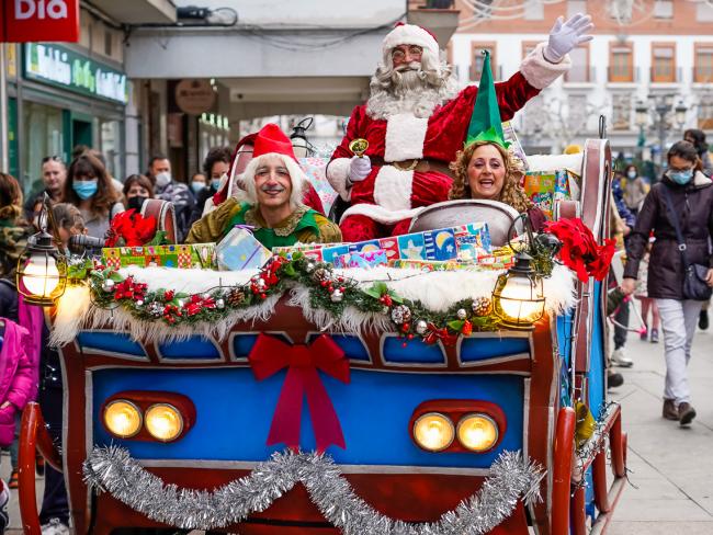 Papá Noel visita en su trineo la Zona Centro de Torrejón de Ardoz hoy viernes, 23 de diciembre, a las 12:00 horas
