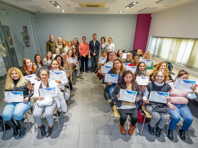 El Ayuntamiento de Torrejón de Ardoz continúa impulsando cursos de formación para el empleo y hoy se han entregado los diplomas a 34 alumnos que han superado con éxito una nueva iniciativa con prácticas laborales
