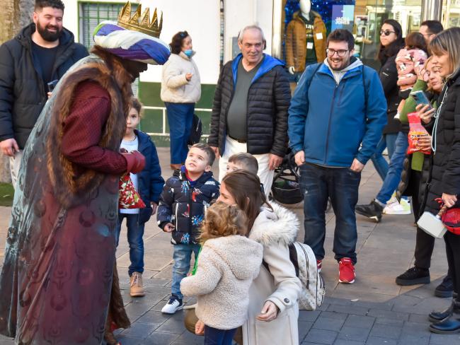 El Rey Baltasar paseará y repartirá a las 12 de la mañana caramelos a los niños por la Zona Centro de Torrejón de Ardoz hoy miércoles 28 y mañana jueves 29 de diciembre 